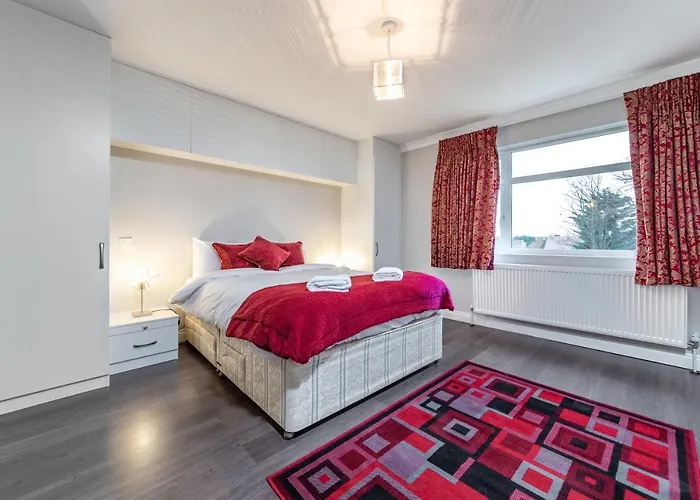 Top Accommodations Close to Redbridge Tube Station