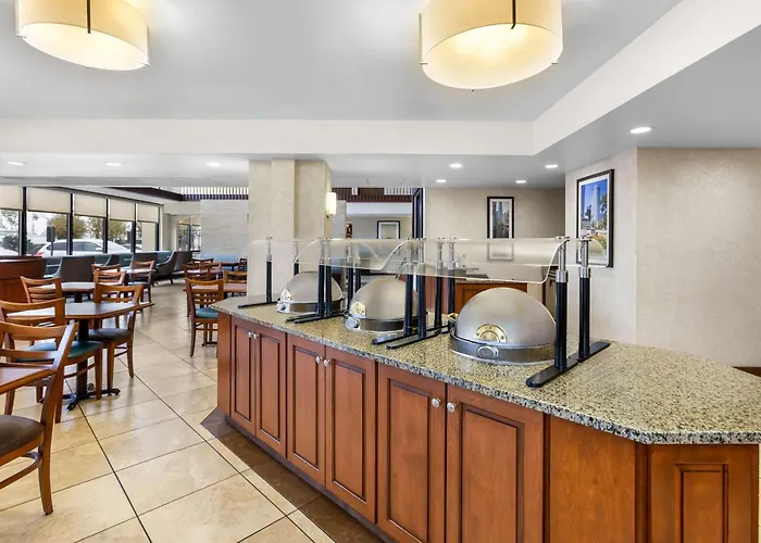 Top Houston Hobby Airport Hotels Offering Shuttle Service