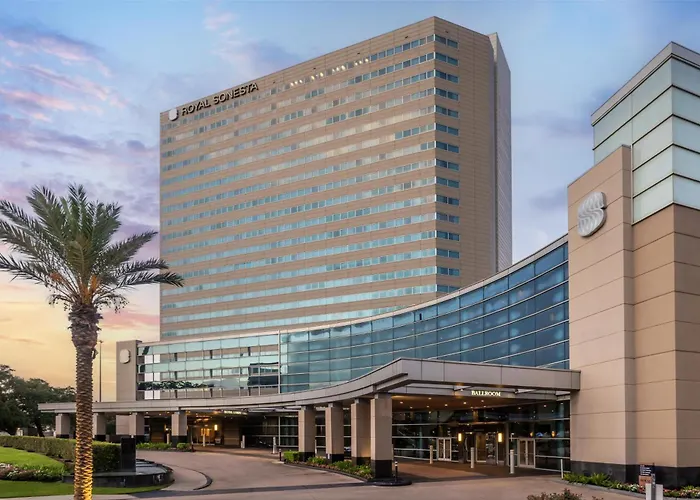 Top Hotels with Balconies in Houston for Scenic Stays